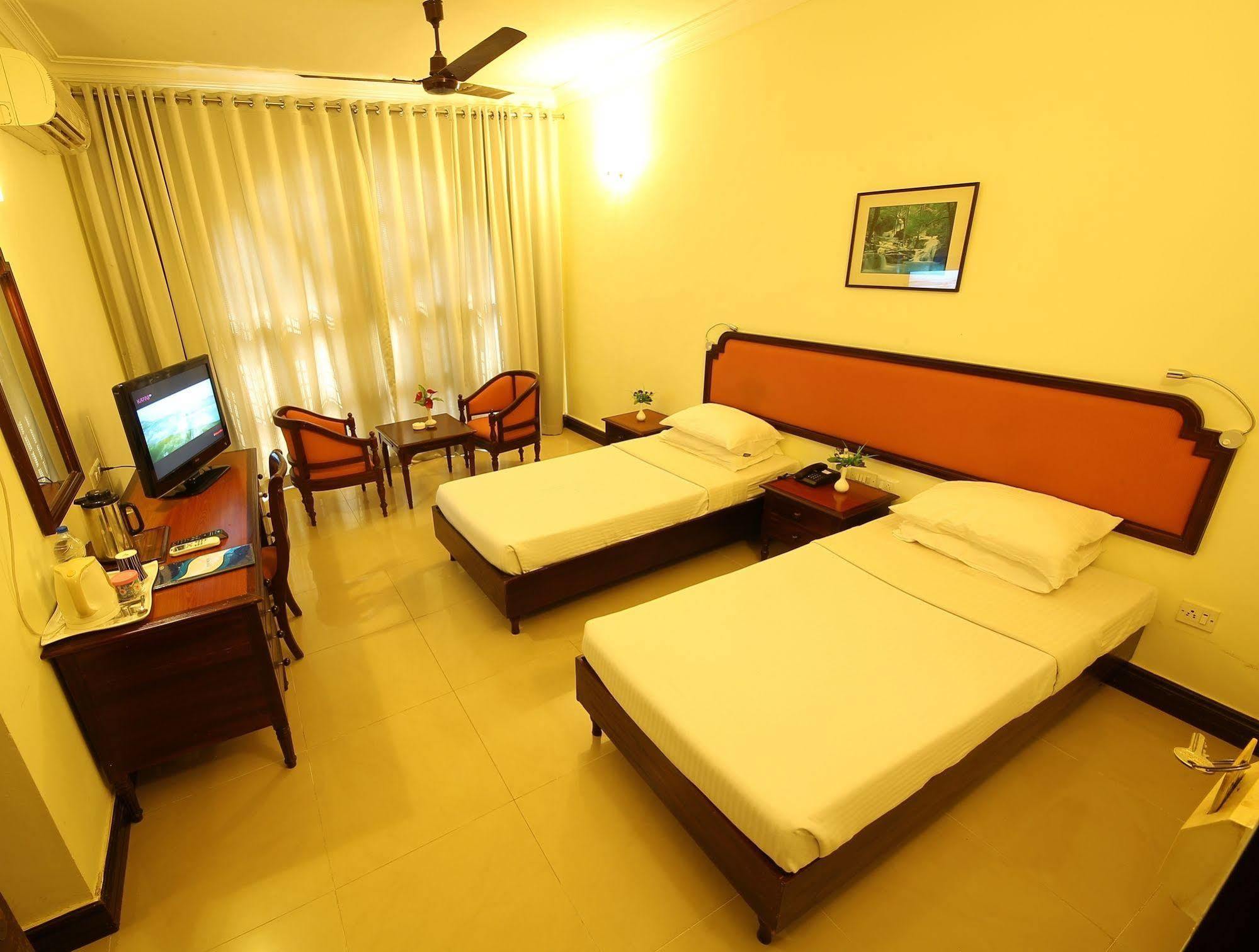 Ats Willingdon Hotel Kochi Exterior photo