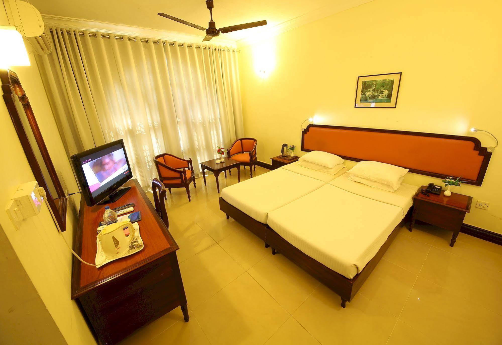 Ats Willingdon Hotel Kochi Exterior photo